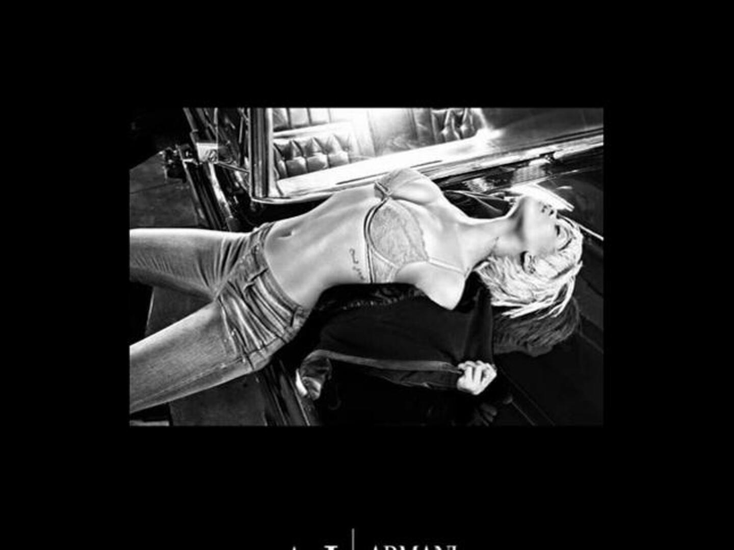 Rihanna se tiñe de rubia para Armani