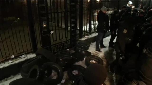 Poroshenko propone al Parlamento imponer la ley marcial ante la escalada con Rusia