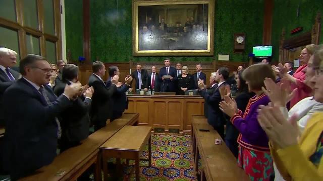 May supera la moción de censura con 200 votos a favor