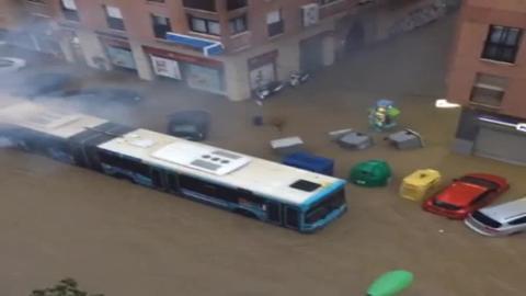 Fuerte corriente de agua bajando por una escalera
