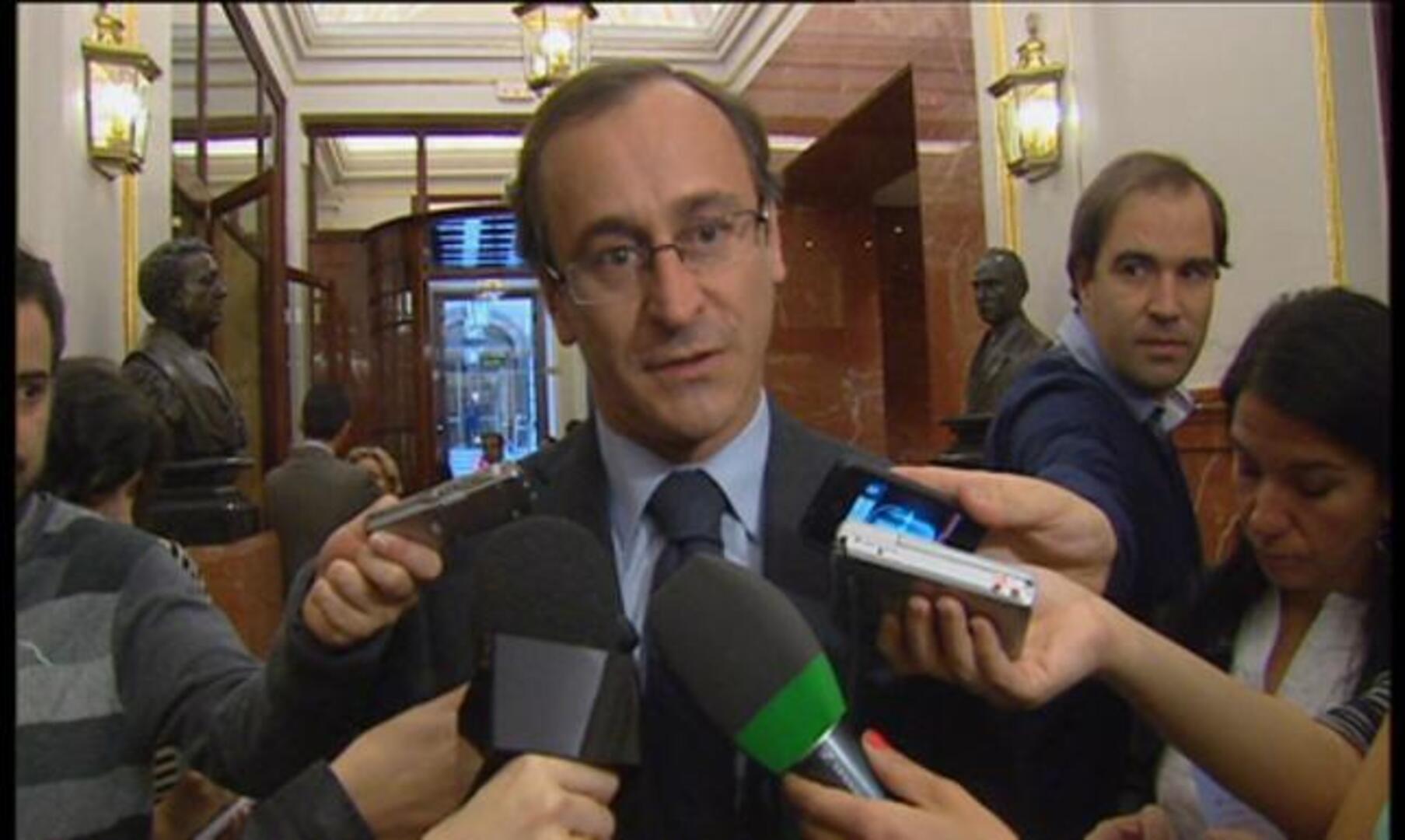 Los diputados del PP reciben a Báñez con aplausos