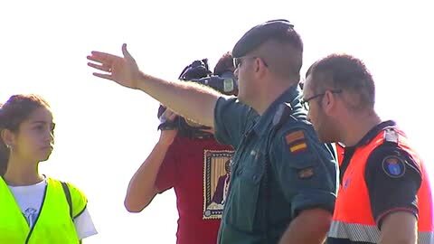 Vídeo: Los vecinos buscan en el monte cualquier pista de Diana Quer