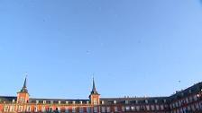 Lluvia de poemas en la Plaza Mayor de Madrid