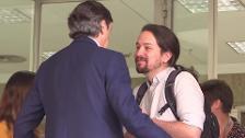 Abrazo entre Rafael Hernando y Pablo Iglesias