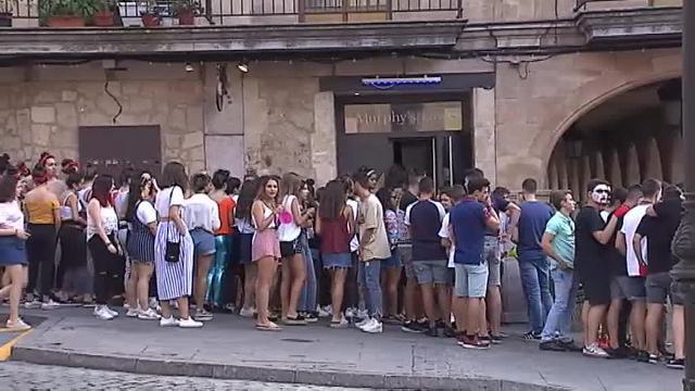 Las novatadas se trasladan a los bares de copas y las calles ante la mano dura de la Universidad de Salamanca