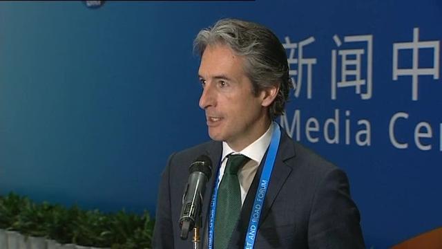 El presidente del Gobierno español, Mariano Rajoy (3d), junto al ministro de Fomento, Íñigo de la Serna (4d)