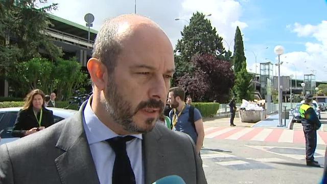 Amigos de las víctimas lloran desconsolados en la calle de los Herrmanos Bécquer