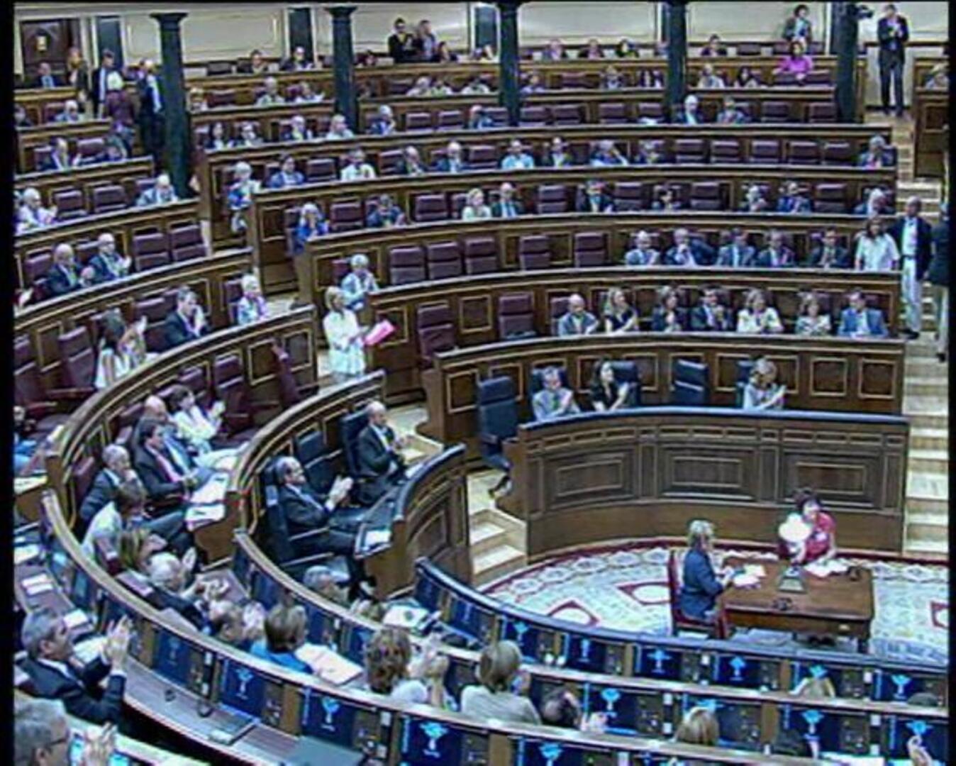 Emocionada ovación a la lucha de Uxue Barkos en su regreso al Congreso