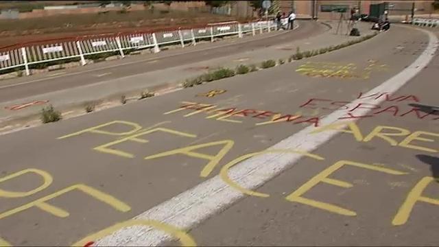 Pintadas de &quot;Viva España&quot; en la cárcel para recibir a Pablo Iglesias