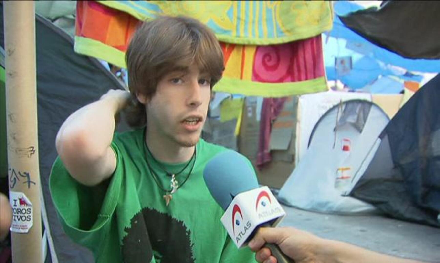 El movimiento 15-M sondea en asambleas de barrio si mantiene el campamento