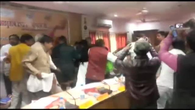 La falta de acuerdo termina en una pelea a &#039;zapatillazos&#039; entre dos legisladores indios