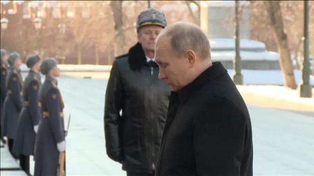 Putin rinde homenaje a los militares rusos en el Día del Defensor de la Patria