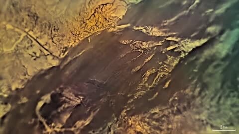 El brillo del Sol se refleja en Titán