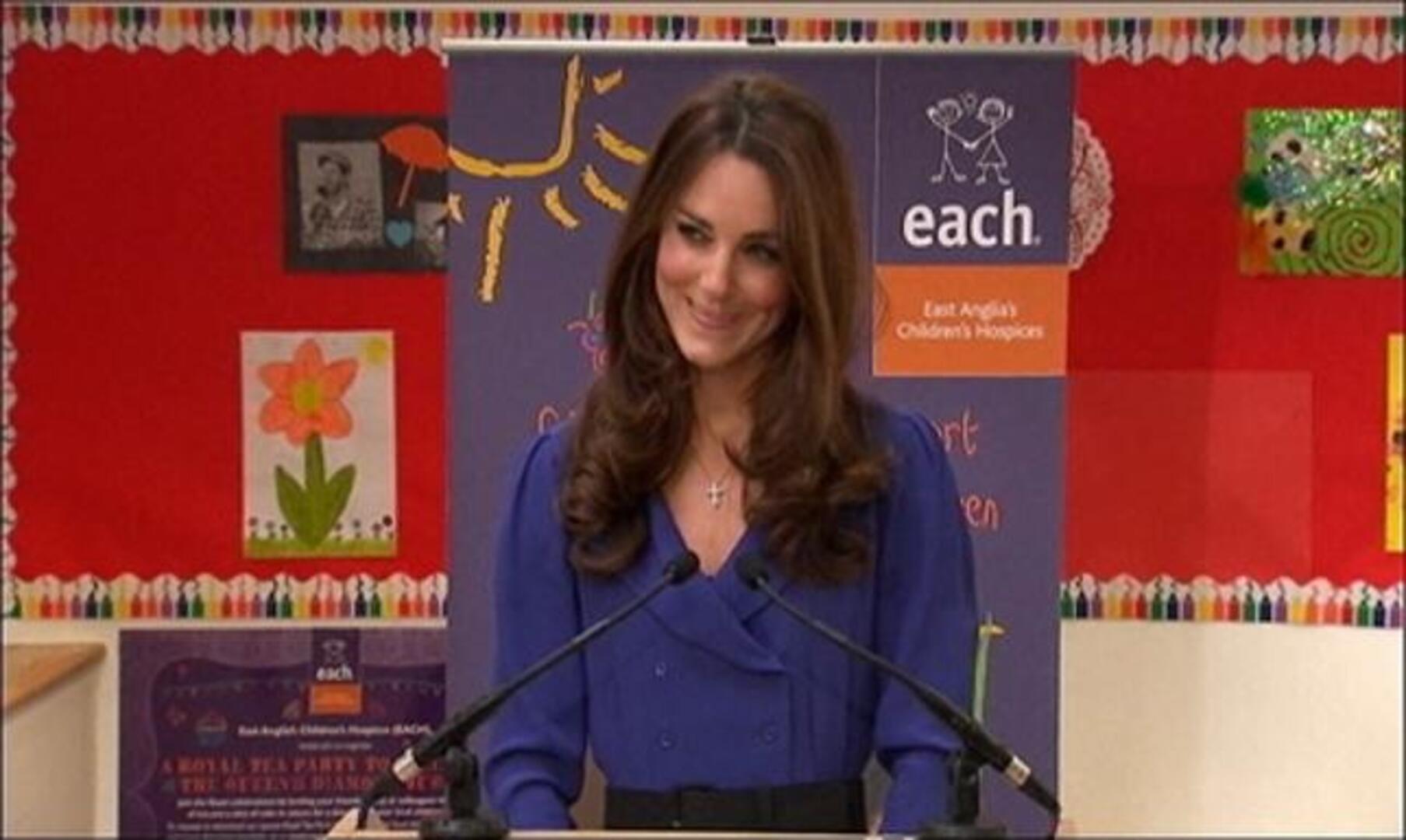 Catalina de Cambridge usa un vestido de su madre en su primer discurso público