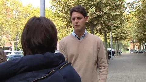La mujer que denunció, a las puertas de los juzgados de Ponferrada