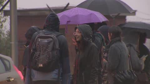 Efectivos policiales siguen a las puertas del CIE de Aluche