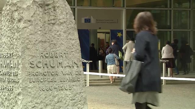 El comisario europeo de Asuntos Económicos, Pierre Moscovici, (i), conversa con el ministro español de Economía, Luis de Guindos (d)