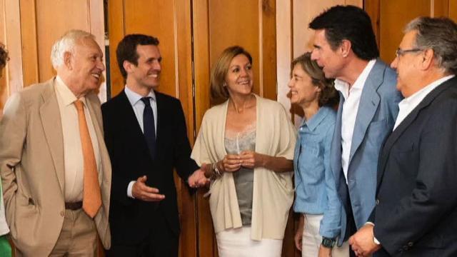 Fin de campaña con toda la artillería: Santamaría come con 6 ex ministros populares y Casado con 8