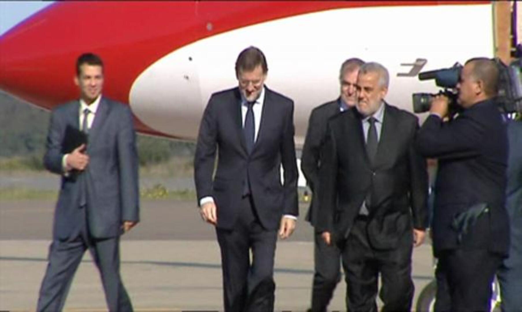 Rajoy inicia su primera visita a Marruecos con una ofrenda floral ante la tumba de Hassan II