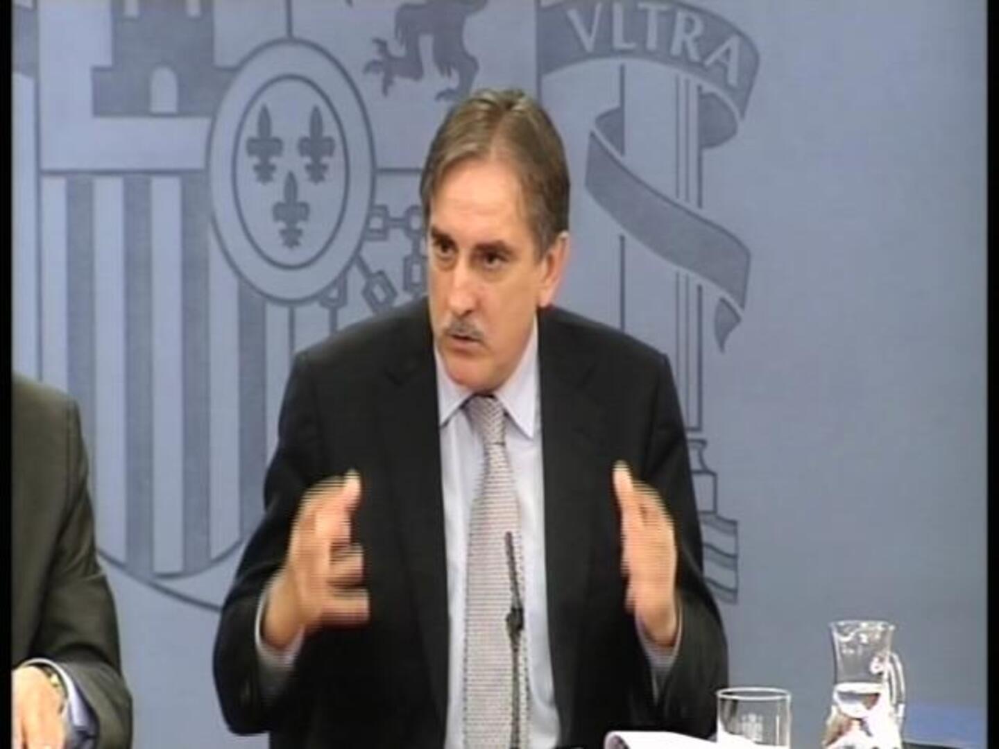 Gómez se defiende y dice que «en el nuevo contrato no hay nada de contrato basura»