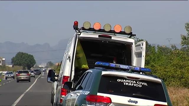 Agentes de la Guardia Civil y miembros de Emergencias en el punto kilométrico 205 de la N-332 entre las localidades de Oliva y Denia donde se ha producido el accidente