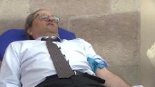 Torra dona sangre en el Parlament