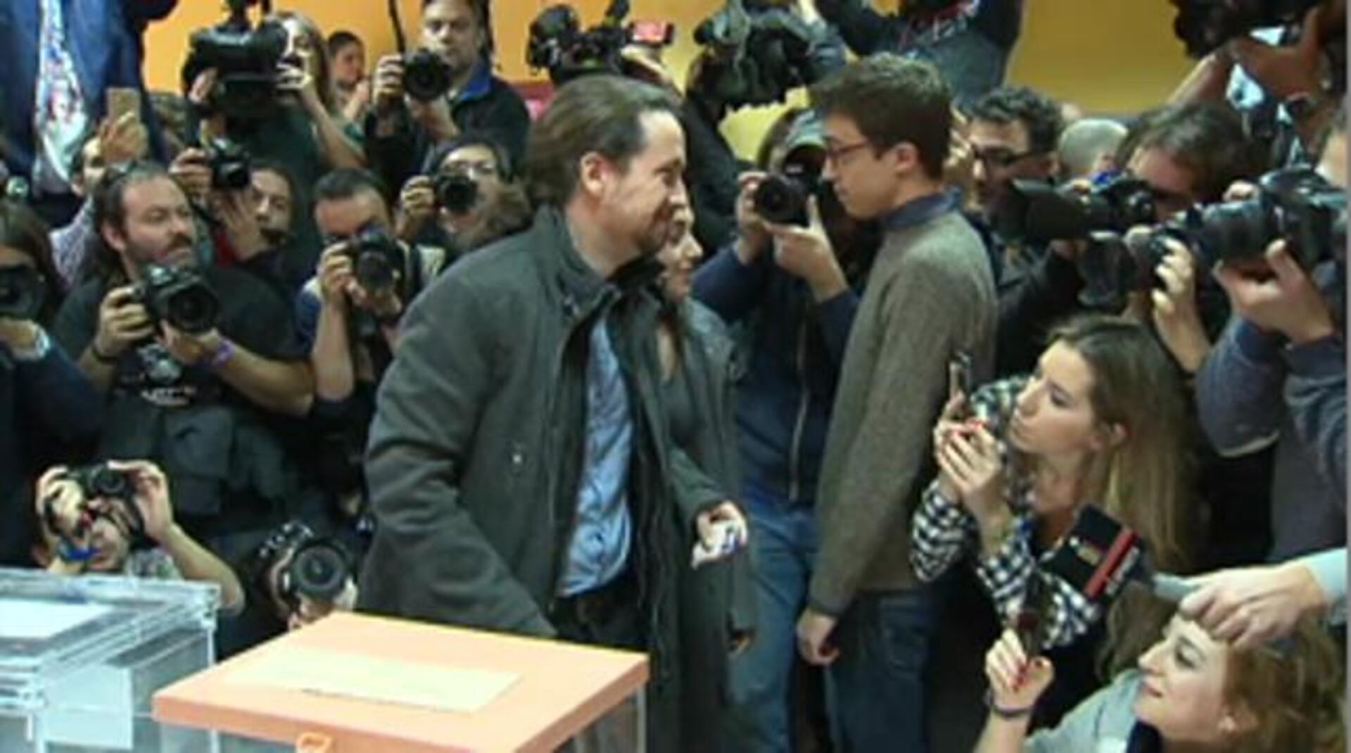 Pablo Iglesias vota en el IES Tirso de molina Vallecas