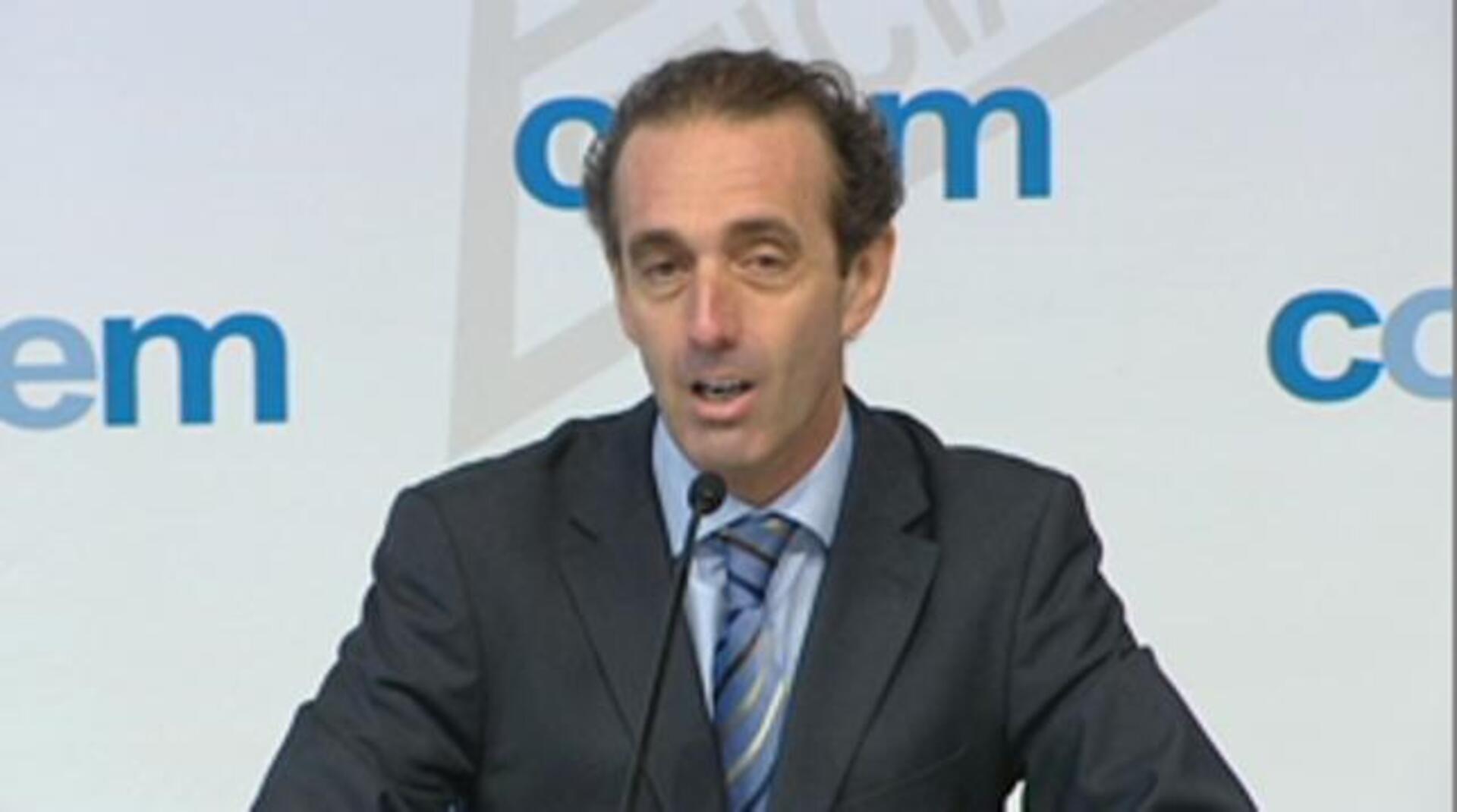 El presidente del Colegio de Odontólogos de Madrid (COEM), Antonio Montero (c), acompañada por Álvaro Navajas, dentista de una de las clínicas afectadas, y Olivia López, paciente afectada, durante su comparecencia