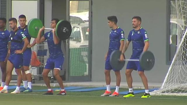 El Betis realiza un doble entrenamiento para preparar los partidos en Reino Unido