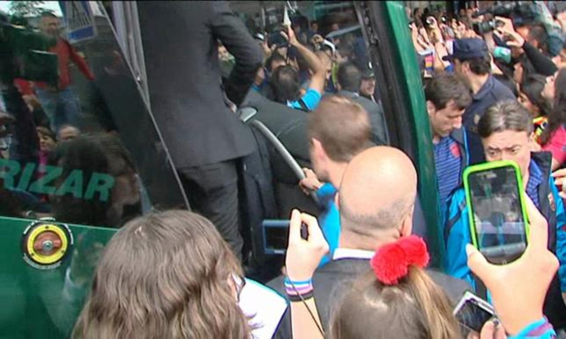 300 aficionados reciben al Barça en Barajas