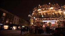 Un centenar de árboles con 20.000 luces decoran la fachada de un pub londinense