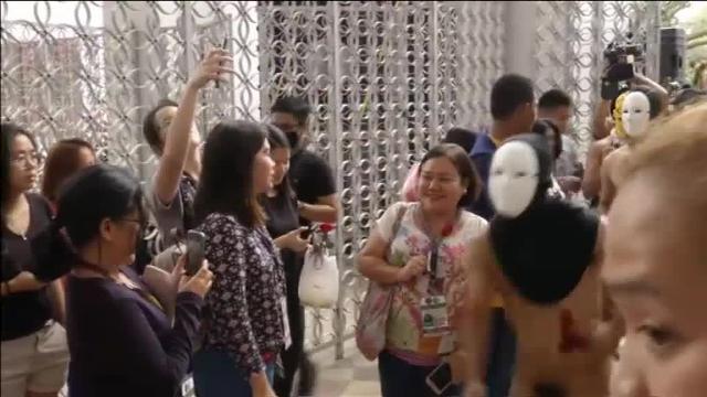 Desnudo integral de varios universitarios en Filipinas para declarar la guerra a las &#039;fake news&#039;