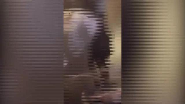 Una madre abraza a su hija en las inmediaciones deeeel Manchester Arena