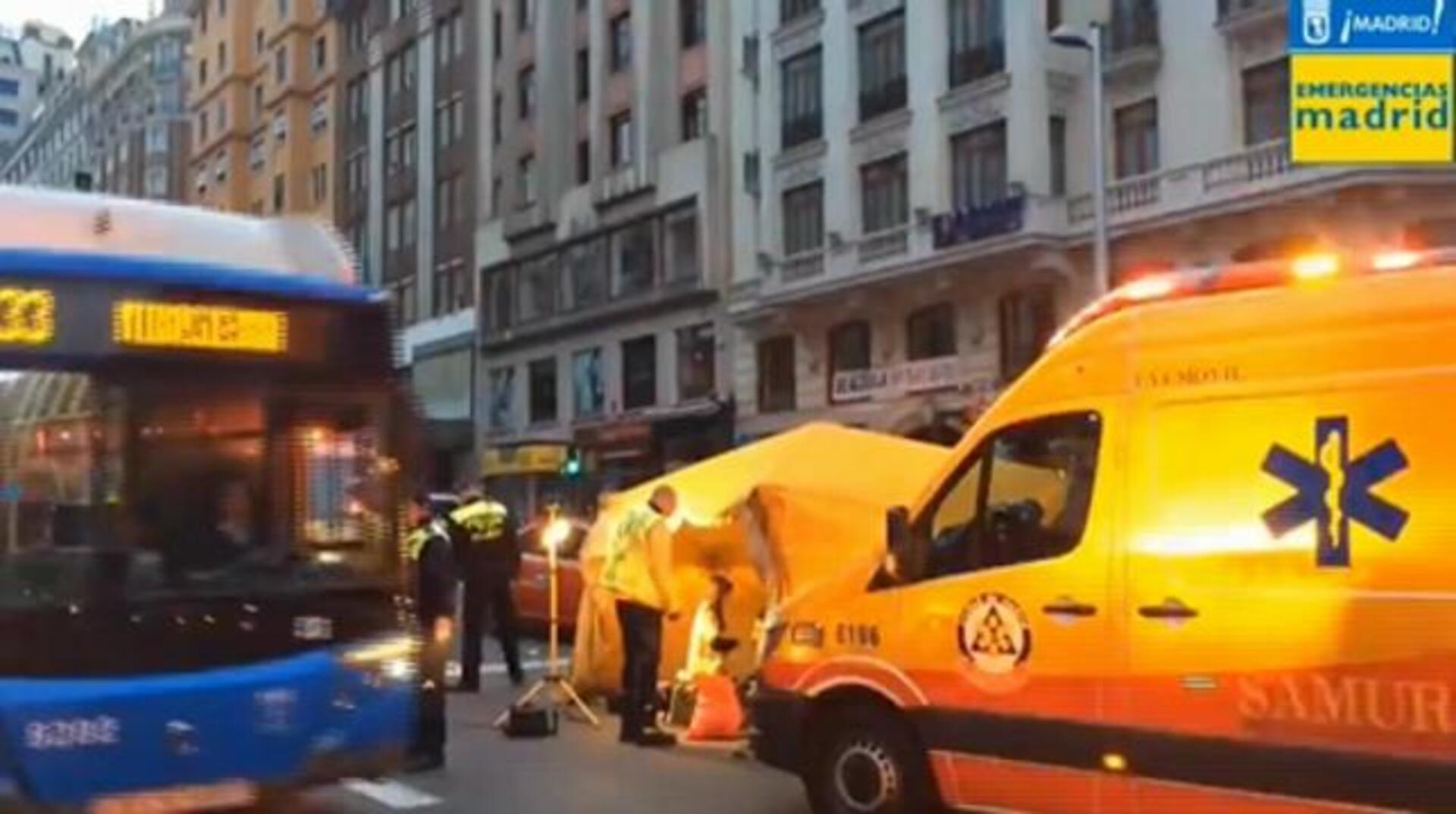 Agentes de la Policía Municipal en el lugar del accidente, en la Gran Vía