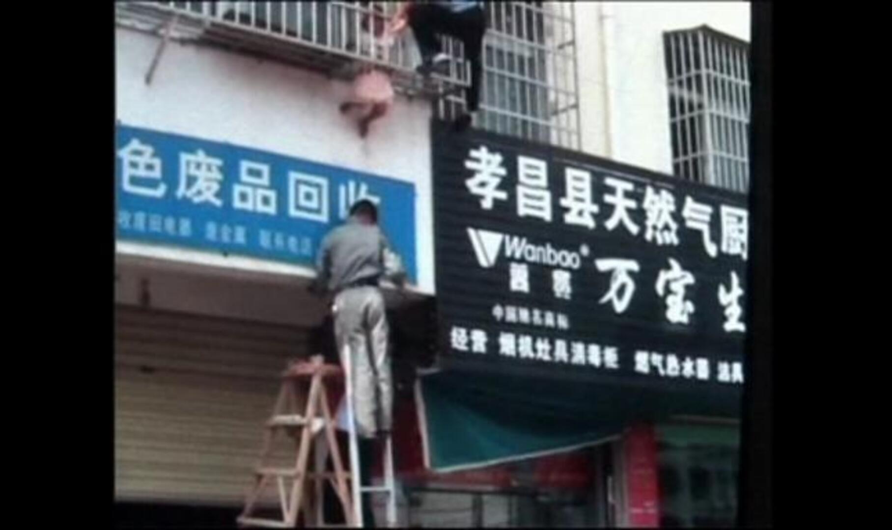 Dramático rescate de una niña de cuatro años en China