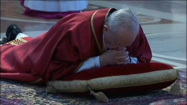 El Papa reza en el Coliseo con el Vía Crucis de una madre de familia