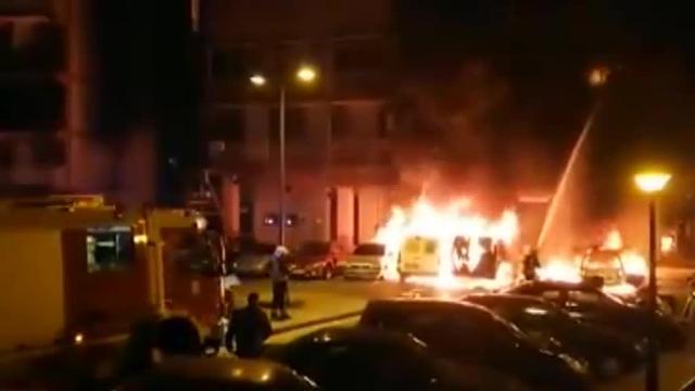 Cuatro vehículos calcinados y viviendas afectadas por las llamas en Rentería