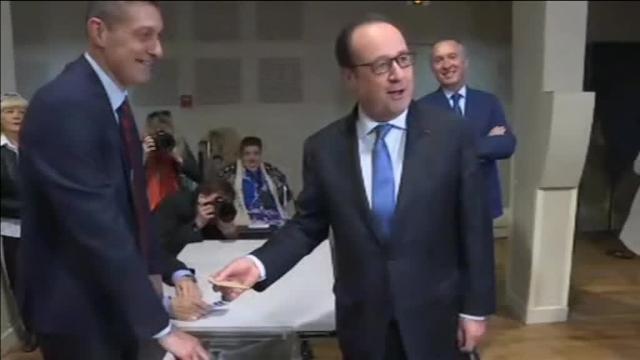 François Hollande en el momento de votar