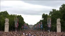 La reina Isabel asiste a la celebración del centenario de la RAF