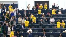 Los eurodiputados pro-Brexit dan la espalda mientras suena el himno europeo en el Parlamento