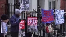 Suecia presenta una orden de detención contra Assange por violación