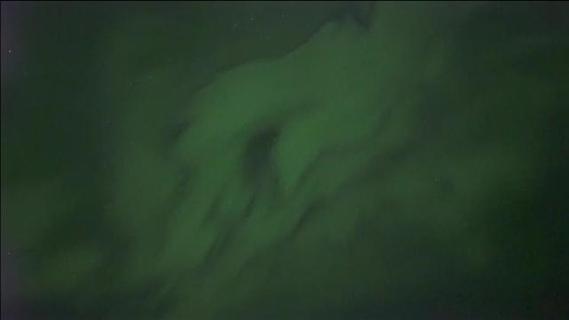 Una aurora boreal ilumina en Finlandia el cielo de color verde