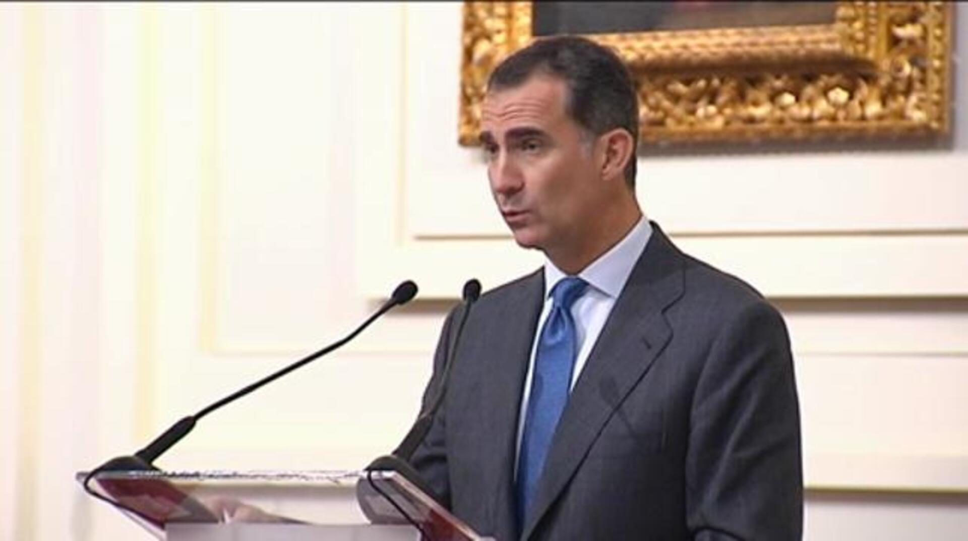 Los Reyes entregan la medalla de oro al mérito en Bellas Artes a la cantante Alaska, ante la presidenta de la Junta de Andalucía, Susana Díaz, y el ministro de Cultura, Íñigo Méndez de Vigo