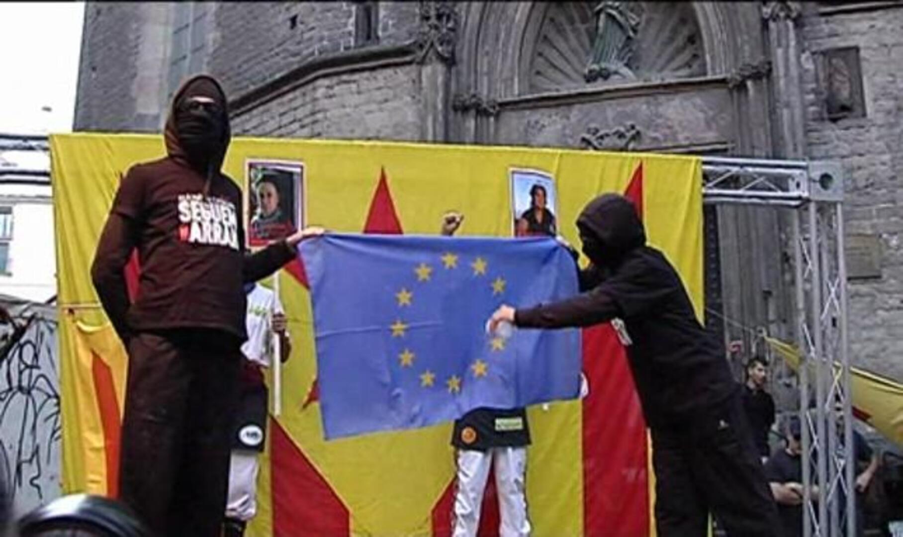 Encapuchados queman las banderas de España, la UE y Francia durante la manifestación independentista