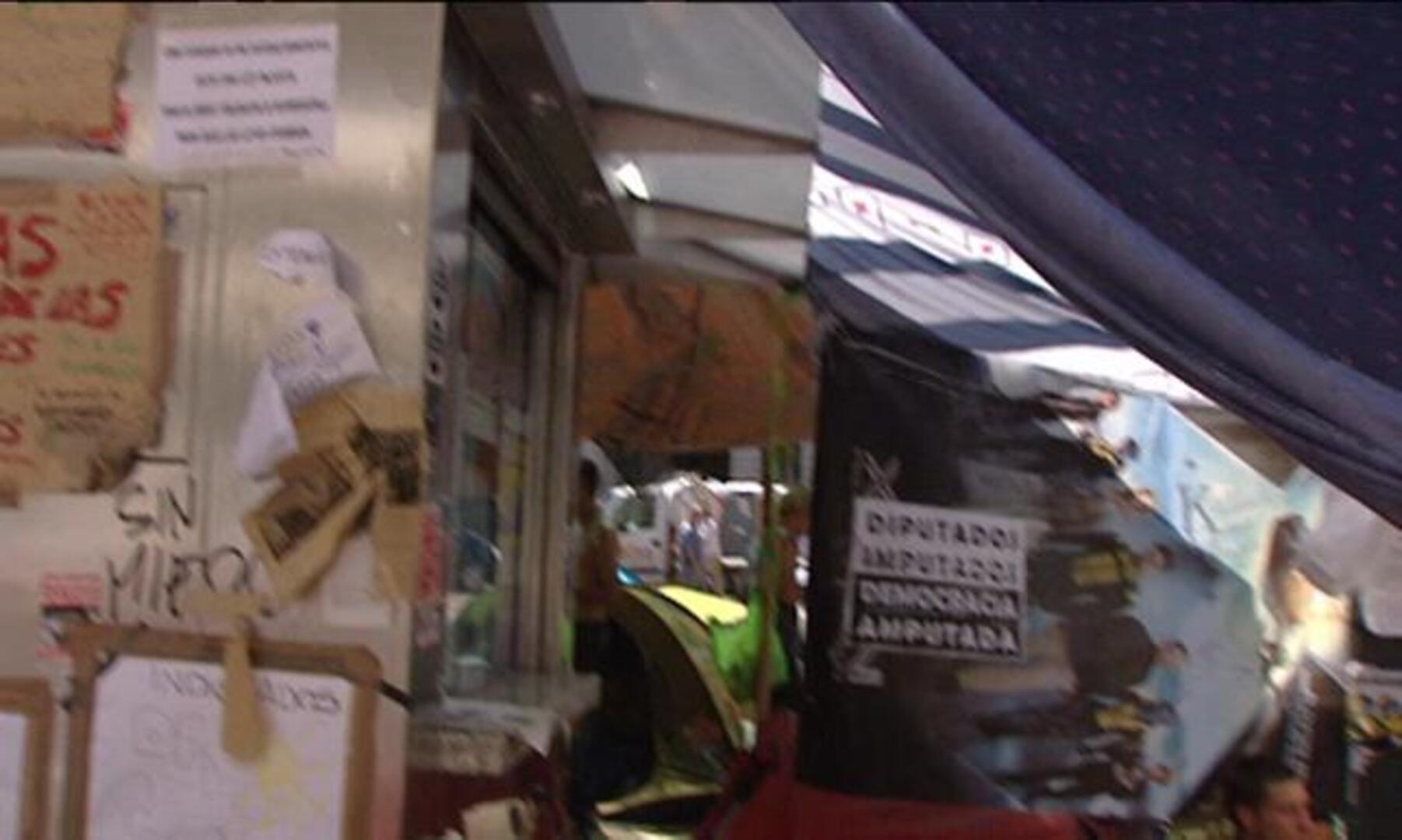 Se retirarán los carteles de los pequeños comercios de Sol, pero no de los grandes