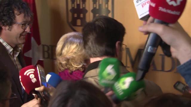 Aguirre sale de la comparecencia en la Asamblea de Madrid