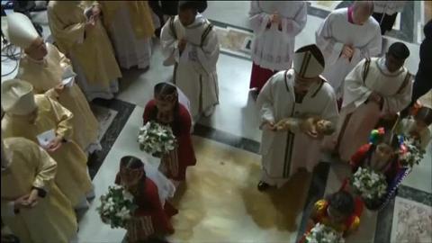 El Papa besa al Niño Jesús durante la Misa de Nochebuena en la Basílica de San Pedro