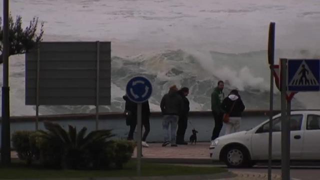 Una ola rompe hoy contra el espigón del puerto de A Garda (Pontevedra)