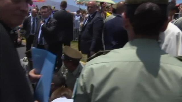 Así ayudó el Papa a una carabinera que cayó del caballo durante su visita en Chile