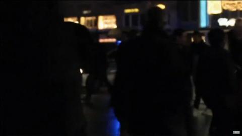 Un soldado galo en guardia junto al museo del Louvre, este viernes en París